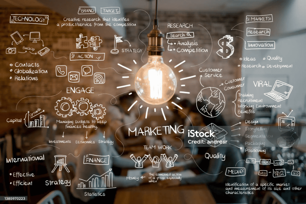 View of two website interfaces with modern and dark design. The first screen shows the title 'Behind the Code' with a rocket and dark background, explaining the origin of a community software project. The second screen presents a platform for finding speakers, with an attractive design, expert photos, and a prominent search button.