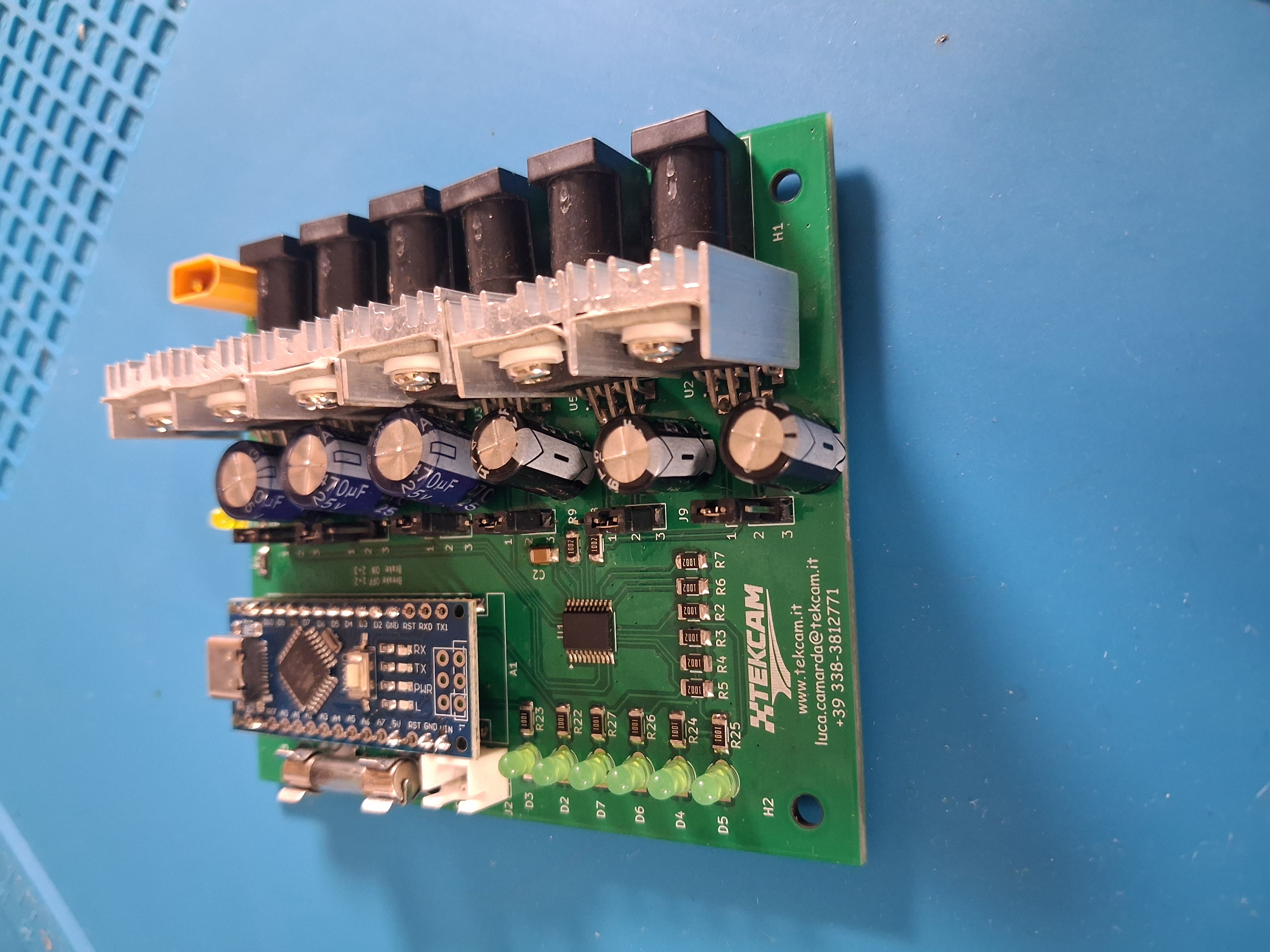 DriverMotor installato su cockpit SimRacing con motori vibranti